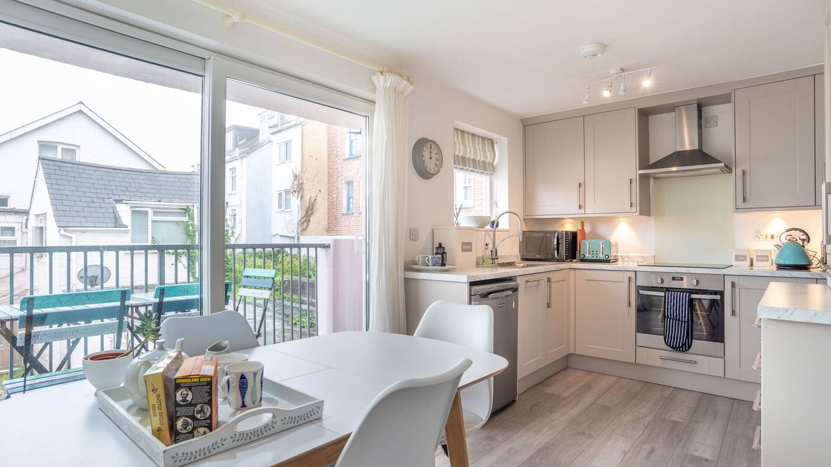 Mylor Churchtown Apartment | Fabulous well appointed refurbished apartment in central Falmouth