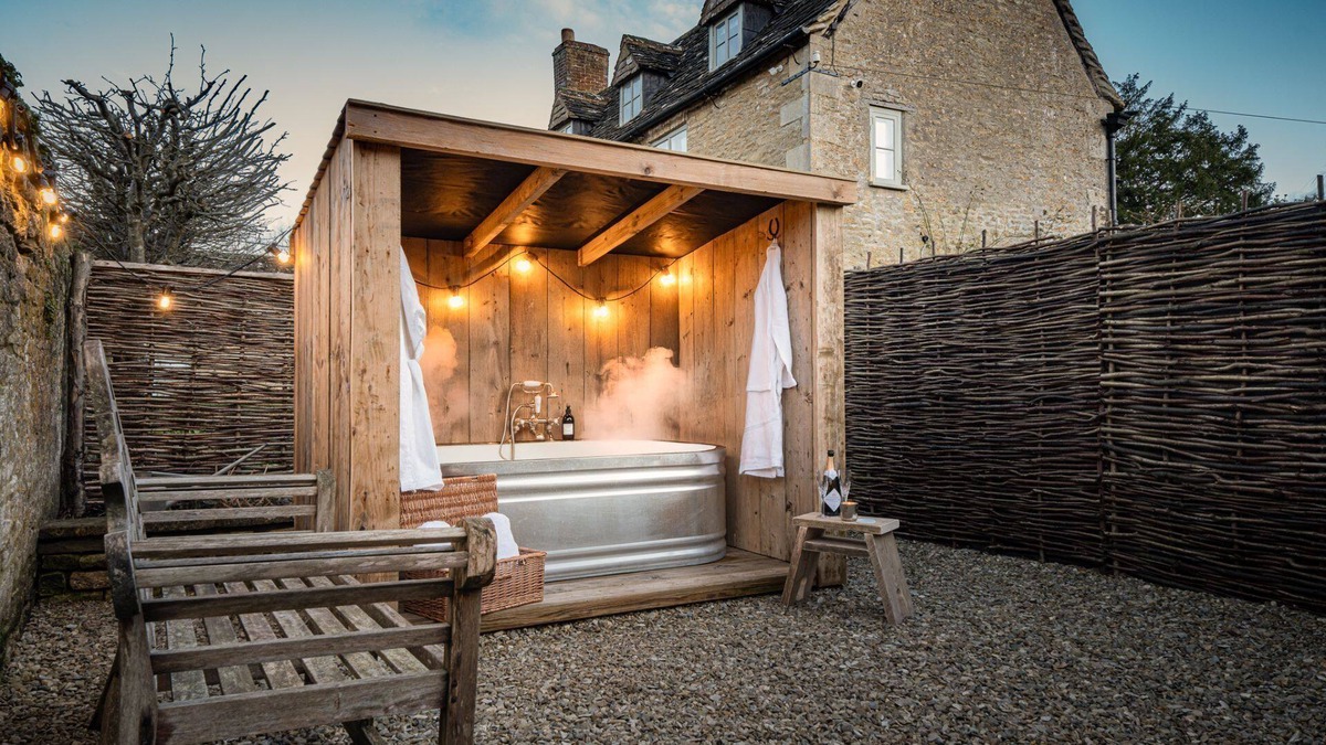 South Cerney Cottage | Fabulously presented dog friendly holiday cottage with outside tub - The Coach House, South Cerney