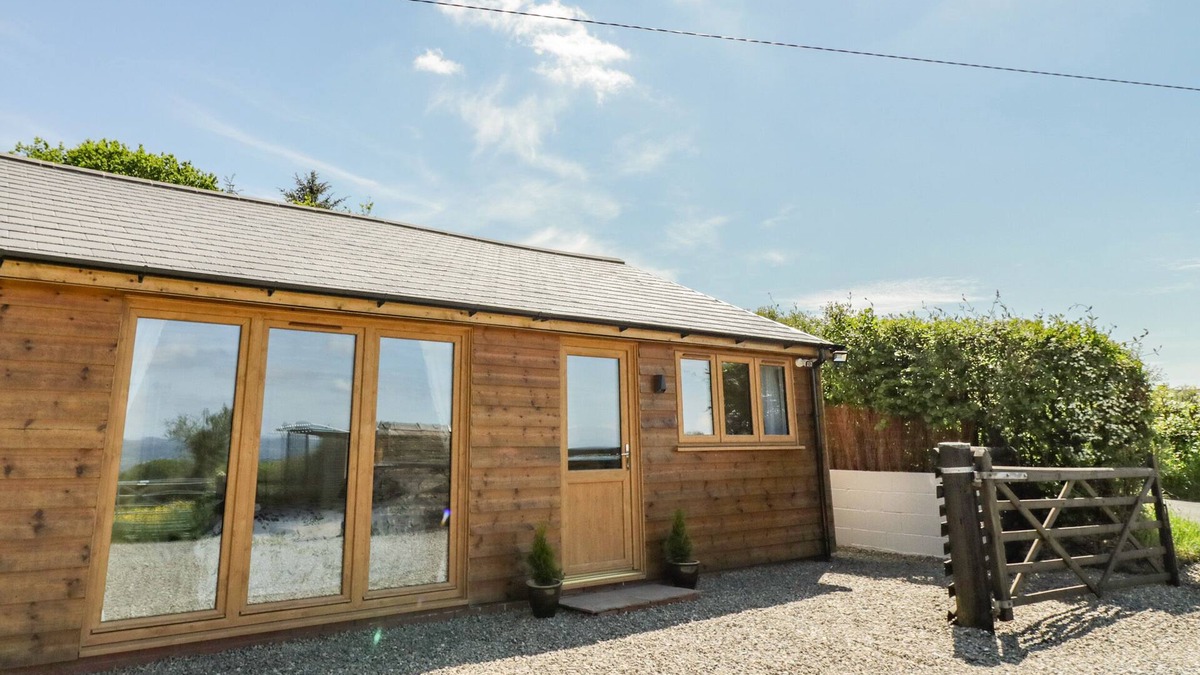 Farden Cottage | FAIRFIELD, romantic, with hot tub in Clee Hill