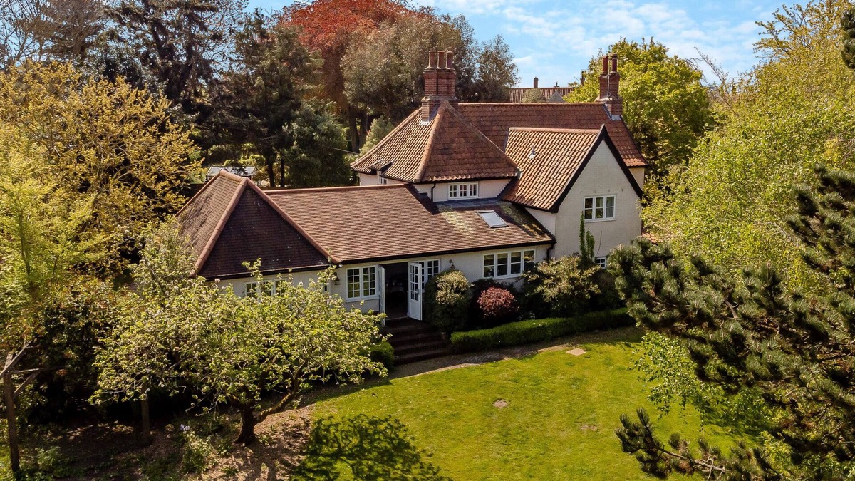 Walberswick House | Fairhaven - Five Bedroom House, Sleeps 10