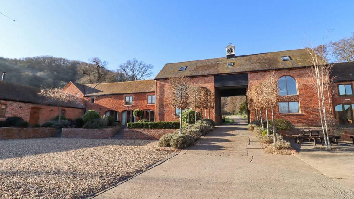 Moreton House | FAIROAKS BARNS, pet friendly, luxury holiday cottage in Ledbury