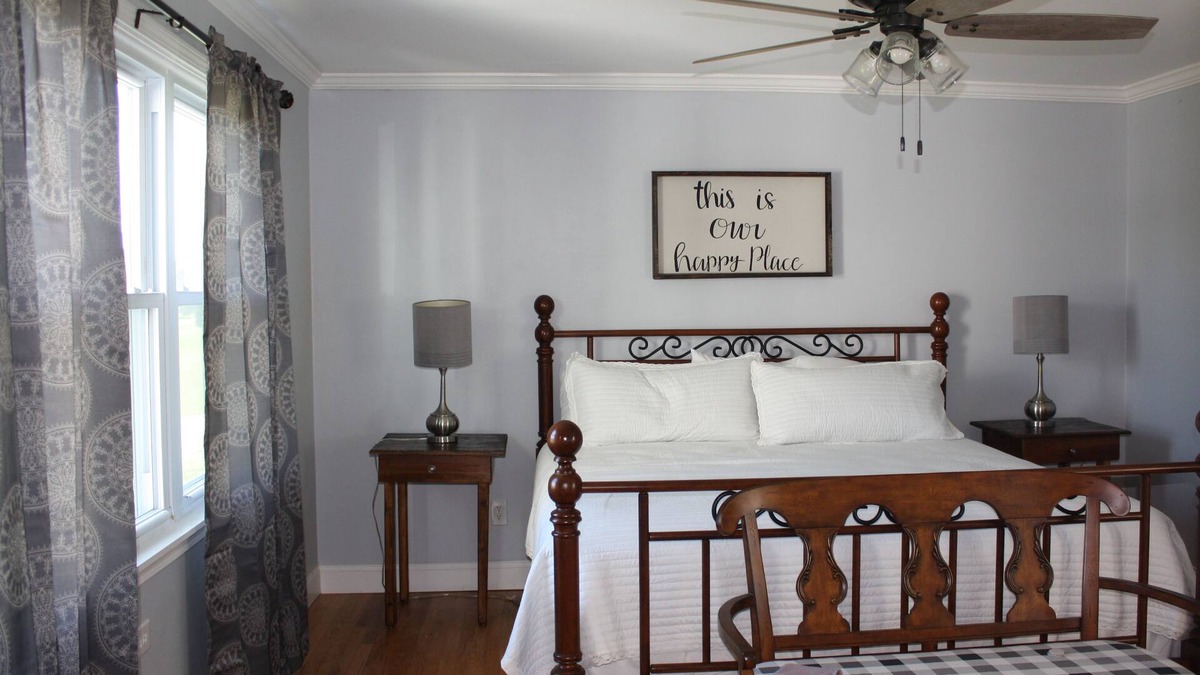 Abingdon House | FairOaks Place Sleeps 6 King, Queen with foldout couch near Barter & Va Creeper