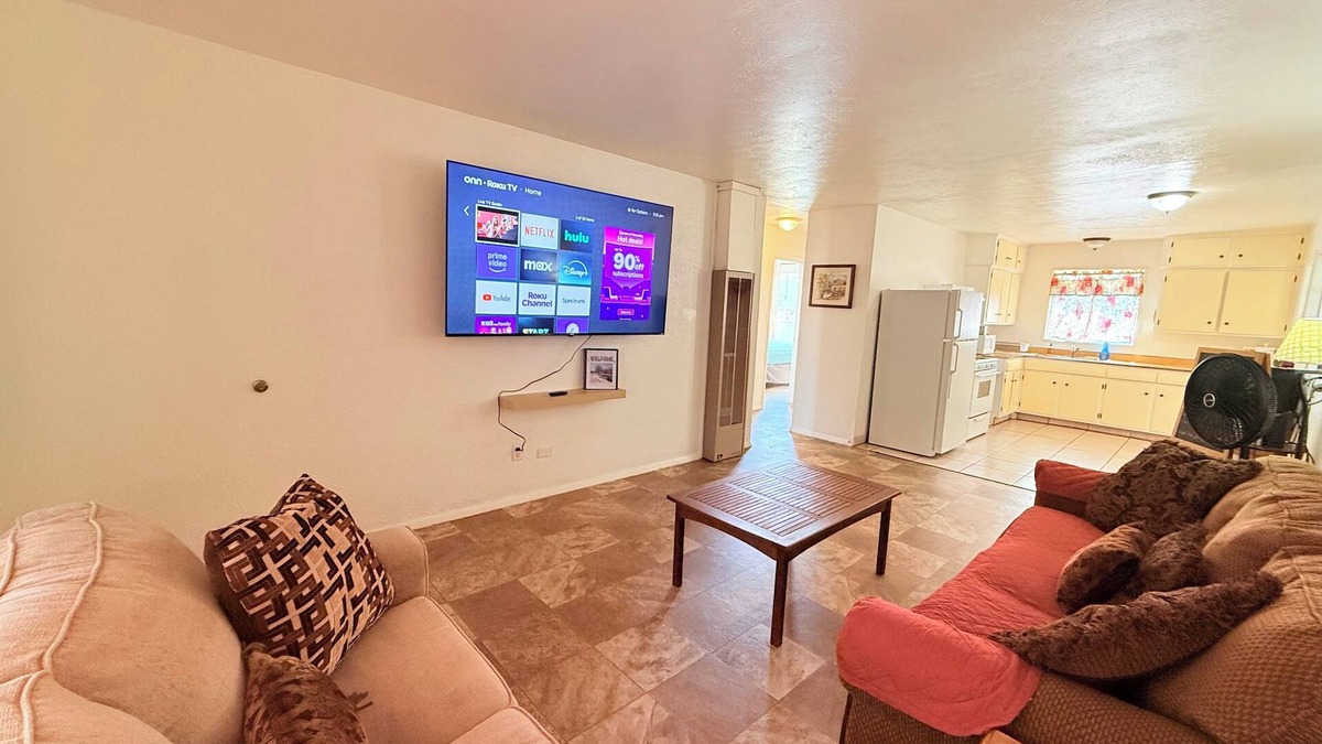 Farmington House | Fairview Hideaway! Fenced yard! Free Dinner!