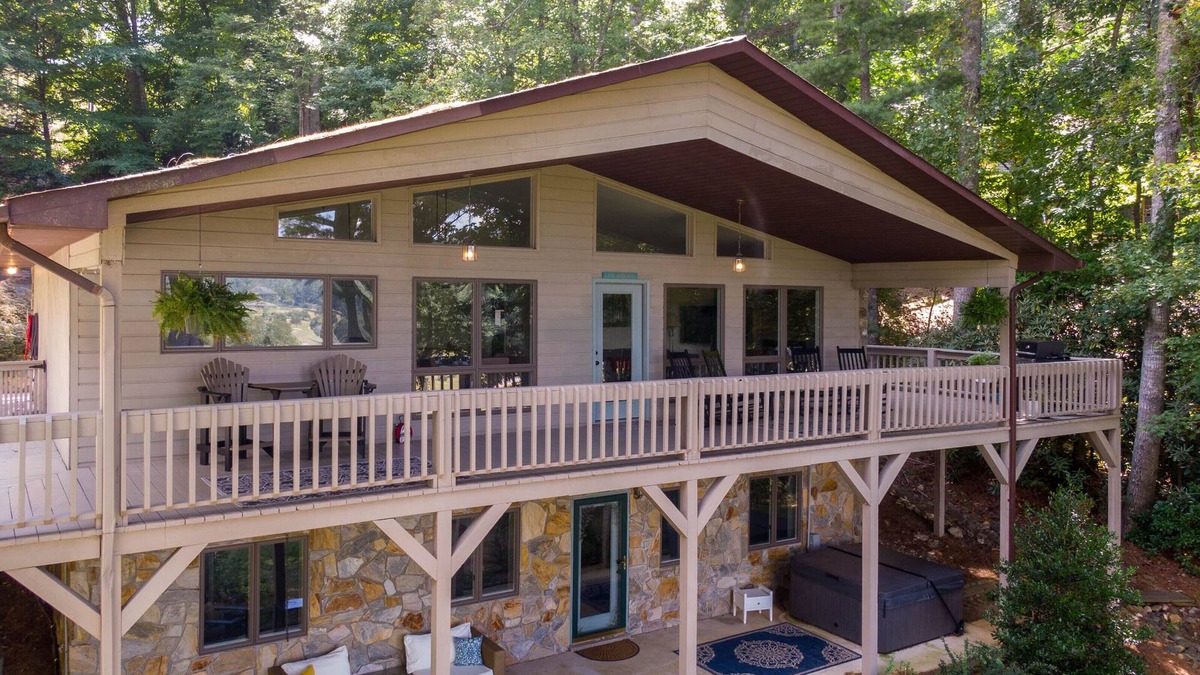 Spruce Pine Cabin | Fairway Gem at Spruce Pine - EV charge port, hot tub, fishing access