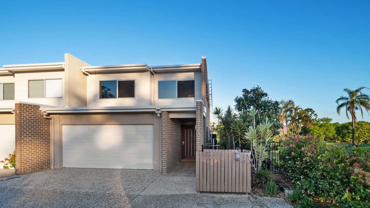 Yatala House | Fairway Village @ Windaroo Lakes Golf Club