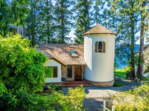 Rollingbay House | Fairyland Cottage, Waterfront, Beach, Kayak, Hot tub