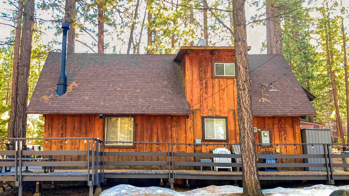 Summit Estates Cabin | Fairytale retreat with wood-burning fireplace & grill, close to the lake