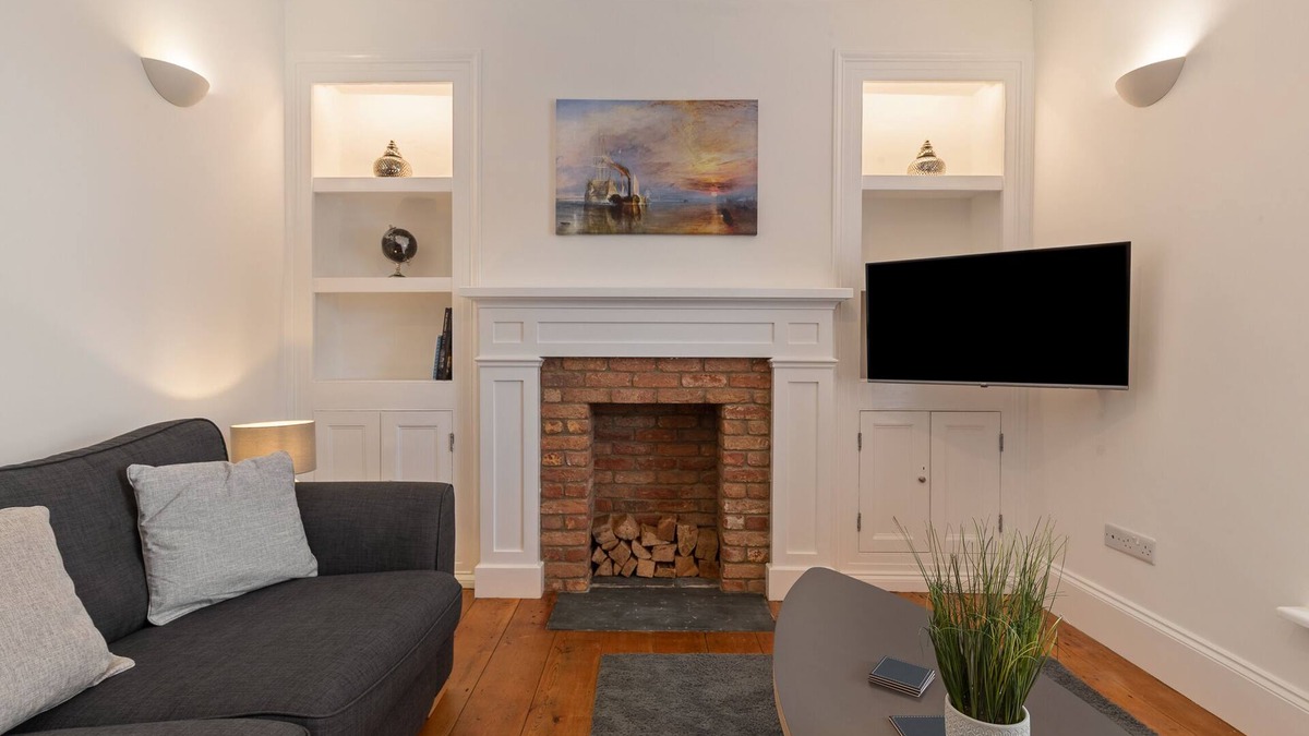 Pembroke Dock Cottage | Falcon House - Central location