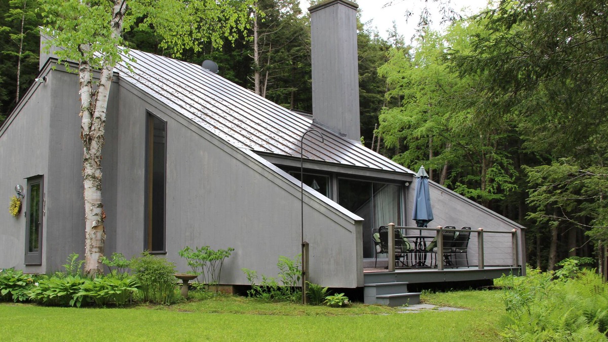 West Woodstock Ski Chalet | Falcon House: VT Modern Chalet w/Sauna on 25 Acres - Hike - Bike to Village