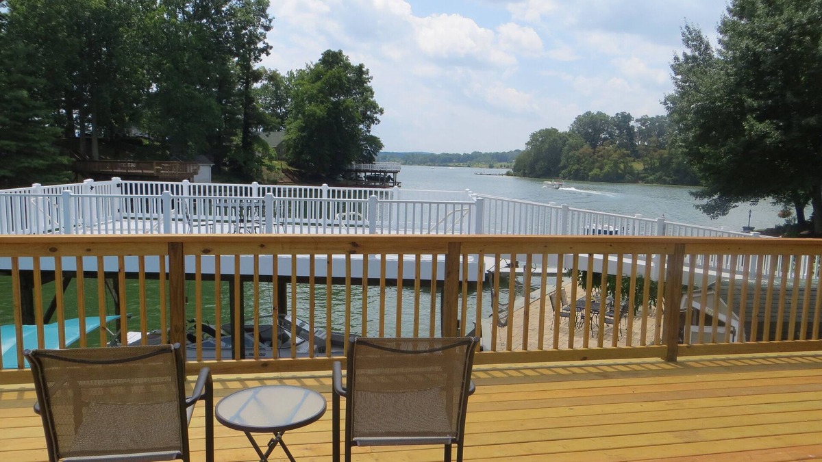 New River House | Fall and Winter discounts!nLakefront On A Quiet Cove At Claytor Lake