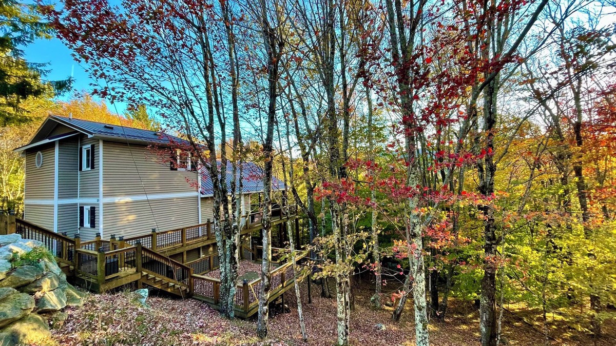 Charter Hills House | Fall Colors/Amazing Deck w/Fireplace & TV/Hiking/Skiing/Wineries/Pets