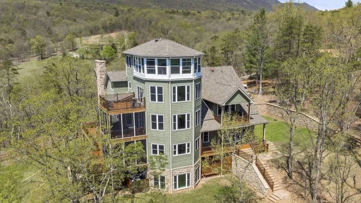 Bentonville House | Fall Colors~Spacious~Hot Tub~Riverfront~Hiking