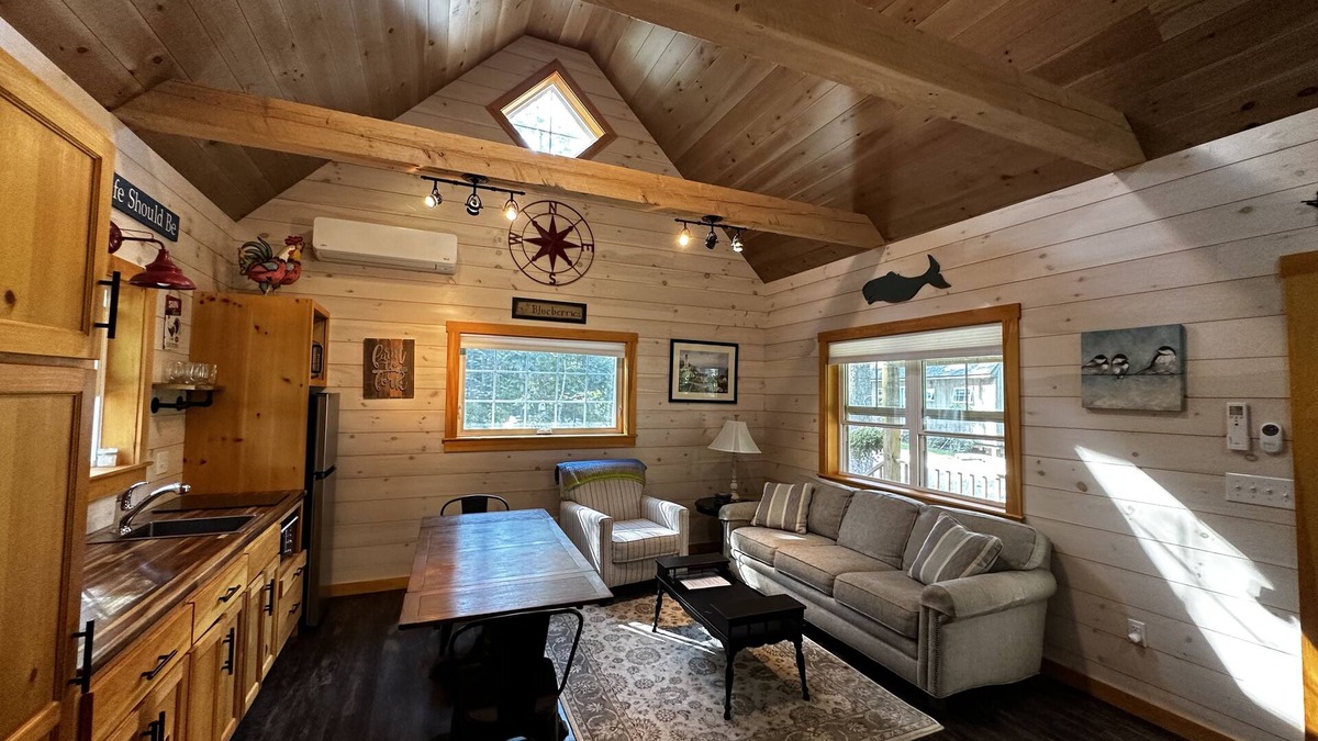 Bristol Cottage | Fall Discount 20% off, Pets Stay Free, Premier Ctg, Now Sleeps 8, Pets Free