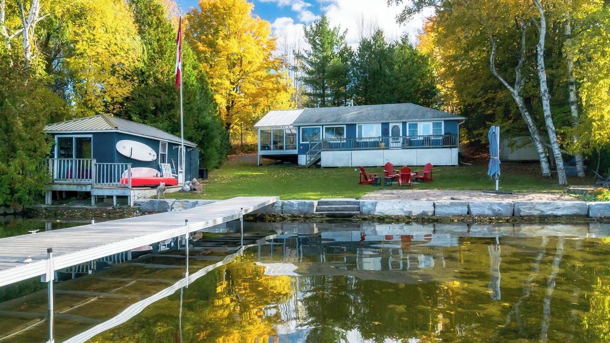 Selwyn Cottage | Fall Escape 3BR Cottage with Fire Pit & Lake Views