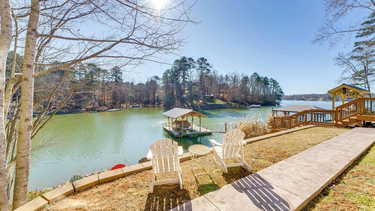 Scotts House | Fall Escape on Lookout Shoals Lake w/Game Room!