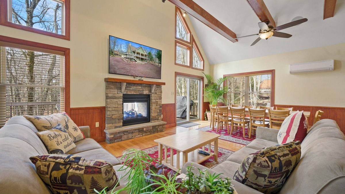 Lake Harmony Estates House | Fall Foliage Reunions Ski Snow Fish Golf Watersports Lake Beach Pickleball