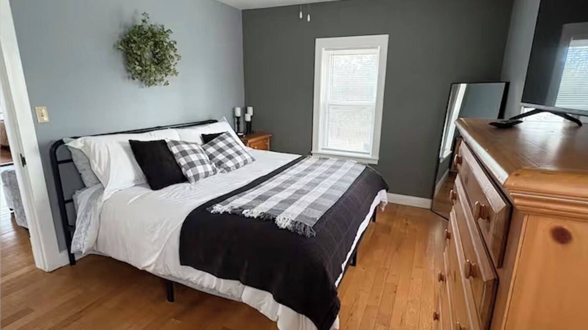 Aldrich Cottage | Fall Foliage! Serenity Cottage on Stockton Lake. Walk to water Game Room Hot tub