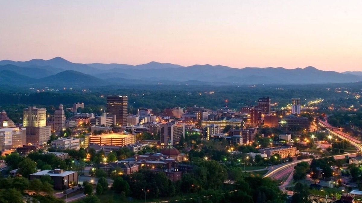 Downtown Asheville Condo | 🍁Fall for Asheville🍁 in this perfectly located downtown condo!