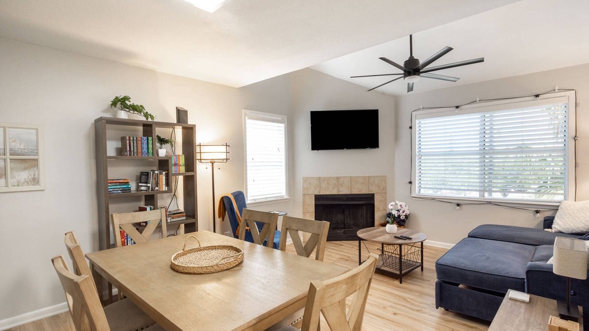 Clear Lake Shores Condo | Fall for Galveston 15% Off Your Stay This Season