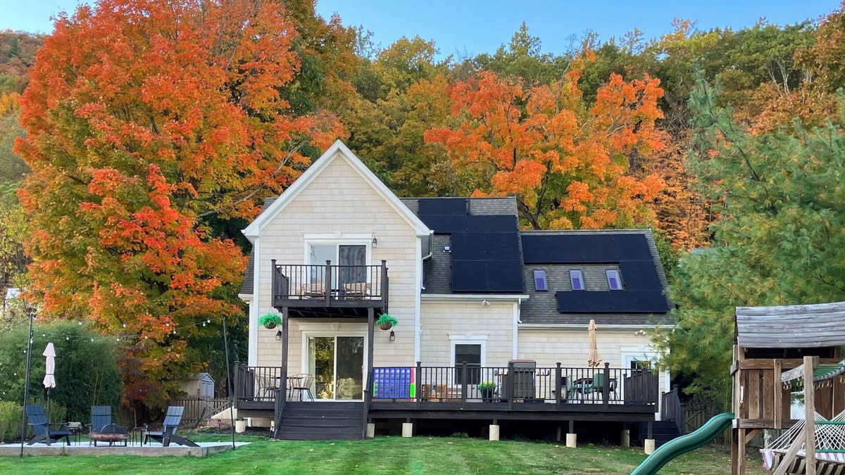 Greenwood Lake House | FALL GETAWAY. HUDSON VALLEY LAKEFRONT 50mi from NYC. @thelakehousegwlny
