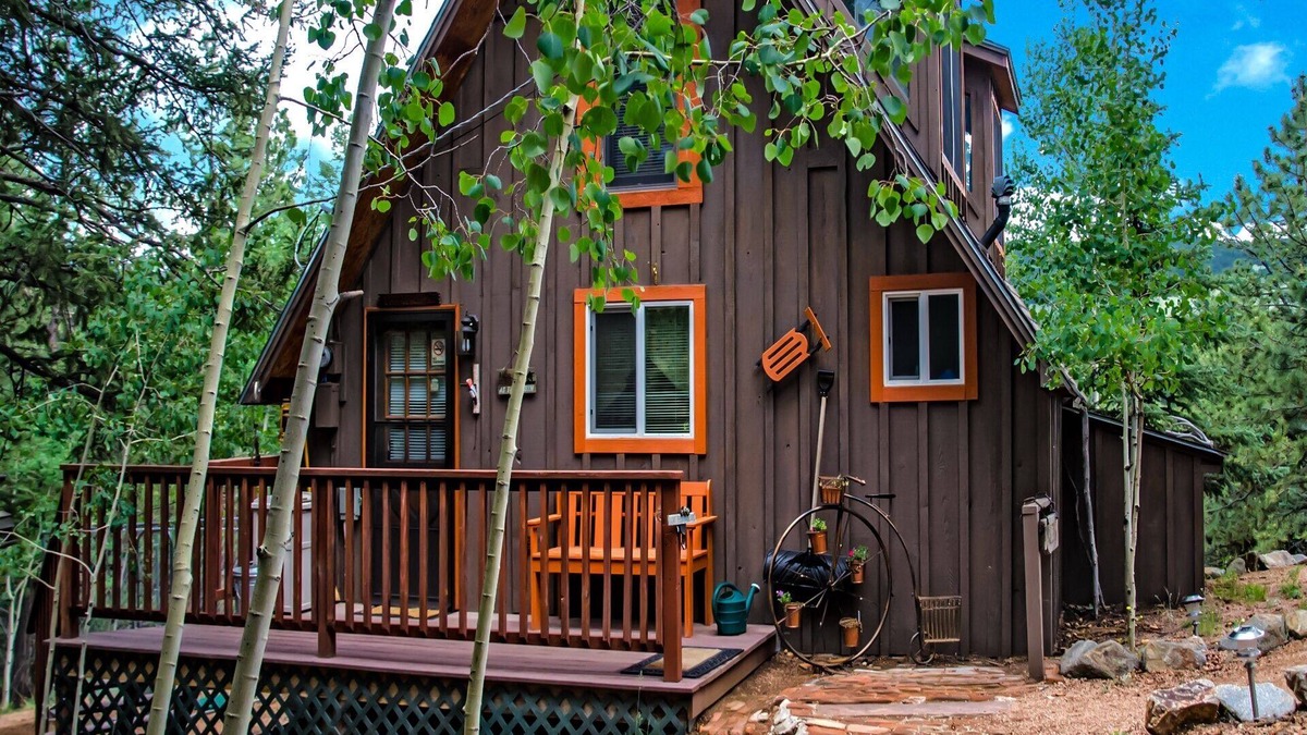 Cripple Creek Cabin | Fall GetAway in Pikes Peak Country, 4+Acres, Mountain Views, Wildlife, Free WiFi