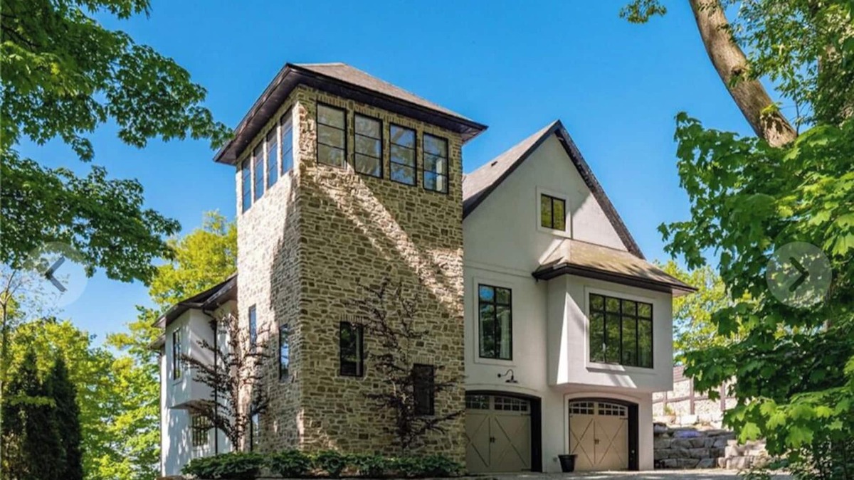 Wainfleet House | Fall Getaway- Luxe Lake House Private beach, lush greenery, family friendly .