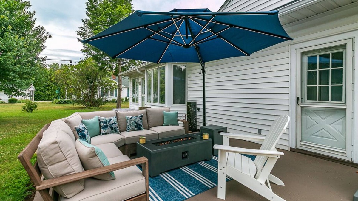 Ashtabula House | Fall Lake Getaway w/Bicycles & Walkable Neighborhood~ SPIRE/Wineries/BULA