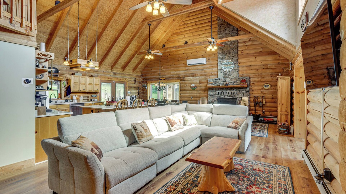 Crellin Cabin | Fall Leaves, Jacuzzi & Games: Maryland Mtn Retreat