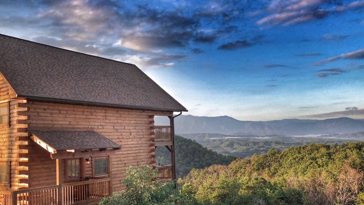 Gatlinburg - Pigeon Forge Cabin | Fall openings and Thanksgiving! Majestic MTN views! 2BR2BA min to PWY HT GM RM