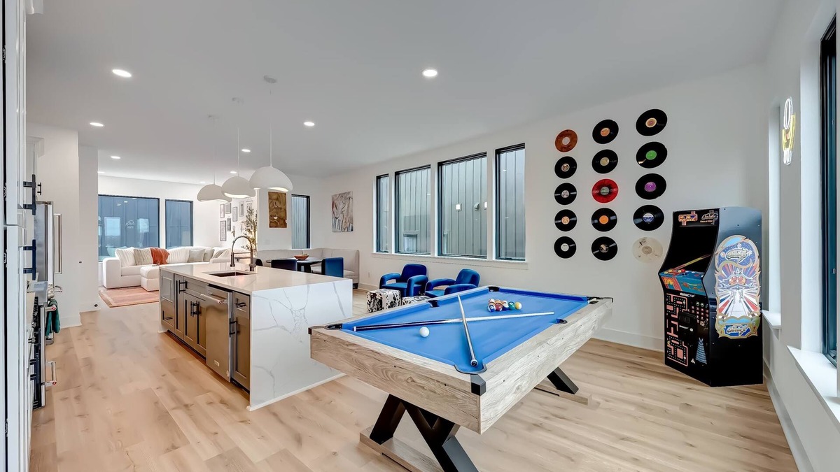 Hurwood Heights House | Fall rooftop hot tub, game zone, outdoor sauna near Geodis Park