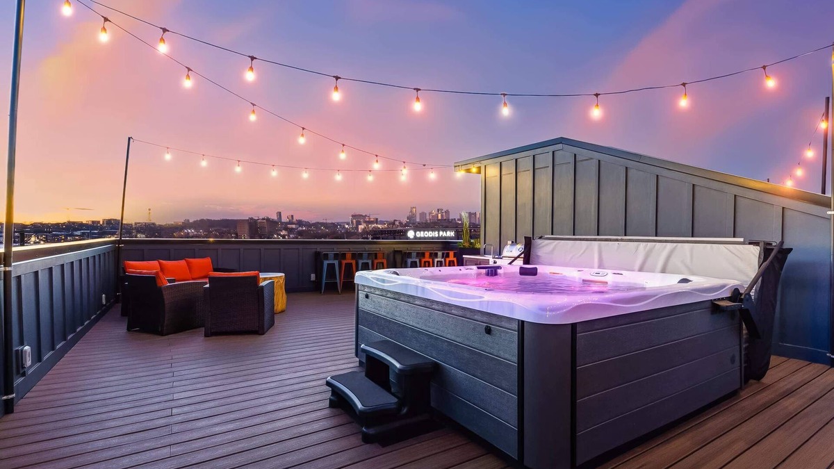 Hurwood Heights House | Fall rooftop hot tubs, game rooms, chef’s kitchens near Geodis Park