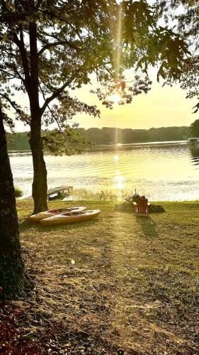 Hawkins House | Fall Special! Lakefront, Firepit,Dock,Kayaks,Deck