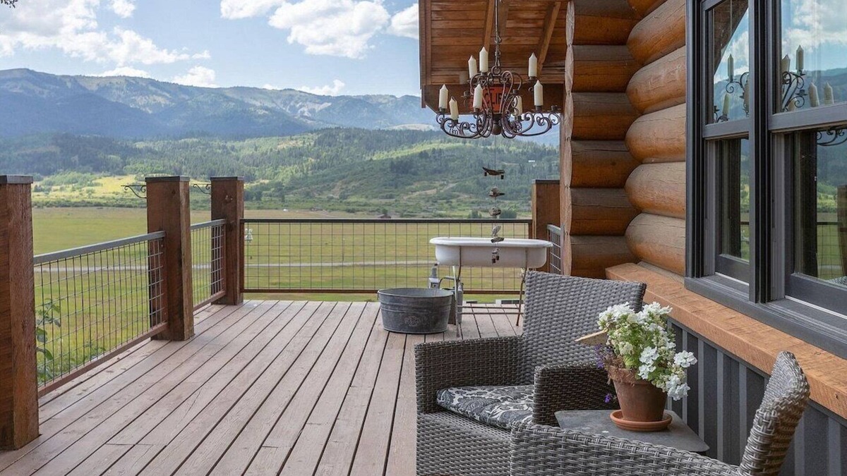 Alpine House | Fall Specials ⁓ Aspen Bear Paws – Hot Tub ~ BBQ
