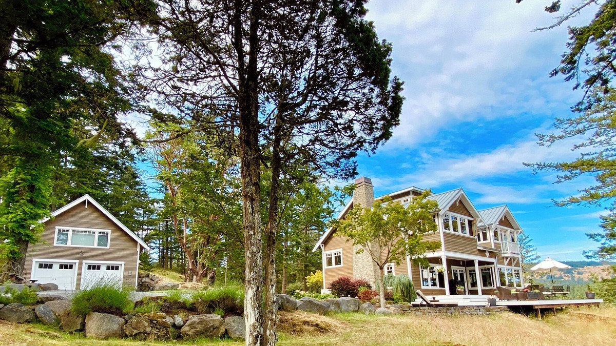 Deer Harbor Apartment | Fall Specials! Experience Deer Harbor charm in our cozy 1-bedroom loft apartment