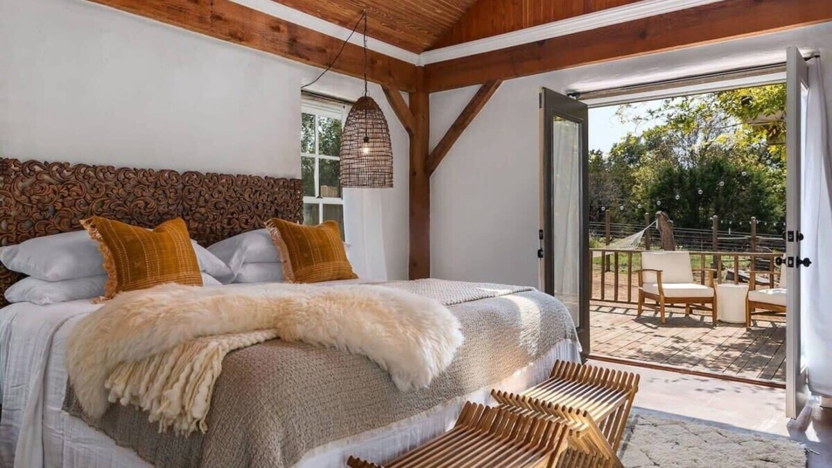Fredericksburg Cottage | Falling Star, Hot tub, Pet Friendly, Sleeps 2!