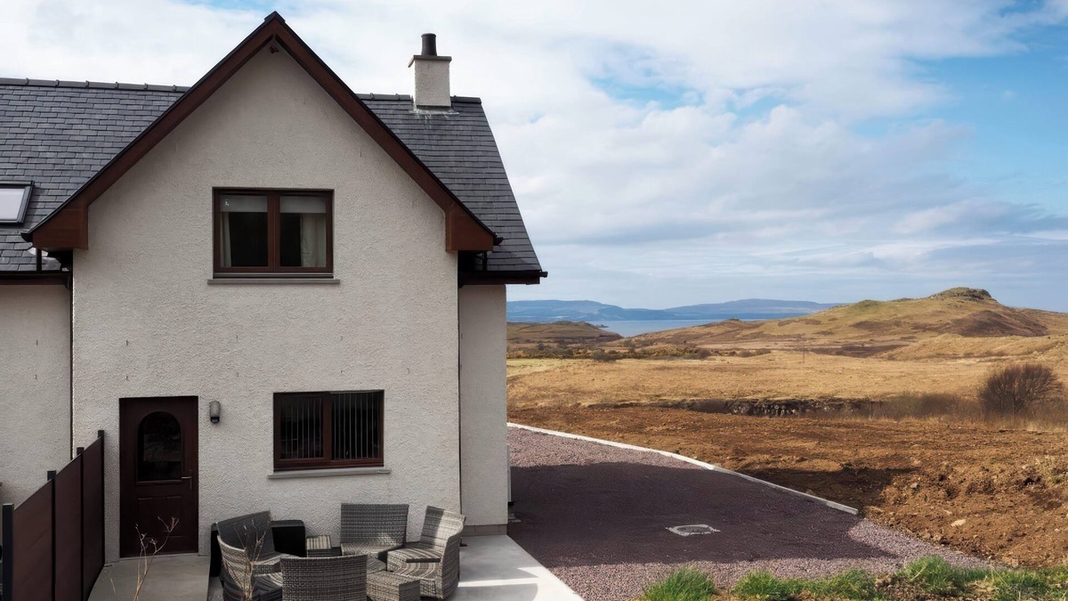 Suladale Cottage | FALLS COTTAGE, pet friendly, with hot tub in Uig