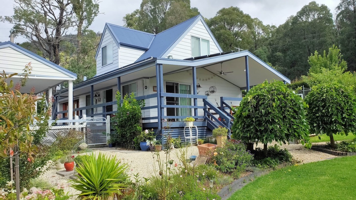 Marysville House | Falls Cottage - picture perfect cosy country cottage and gorgeous gardens