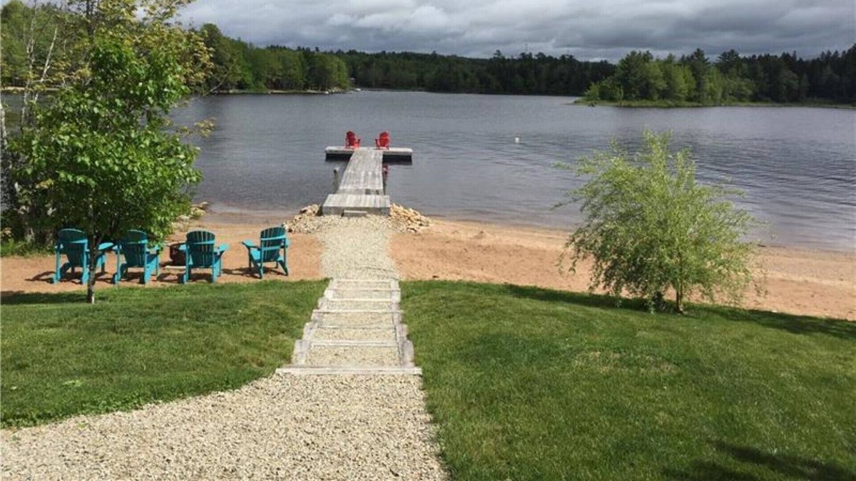 Smiths Corner Cottage | Falls Lake Beautiful Lakefront Year Round Cottage