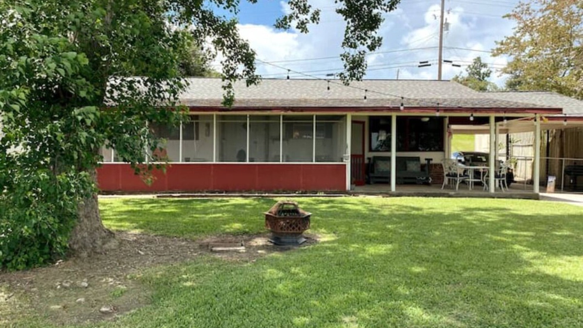 New Roads Cottage | False River fishing camp PARTY BARGES AVAILABLE ON REQUEST