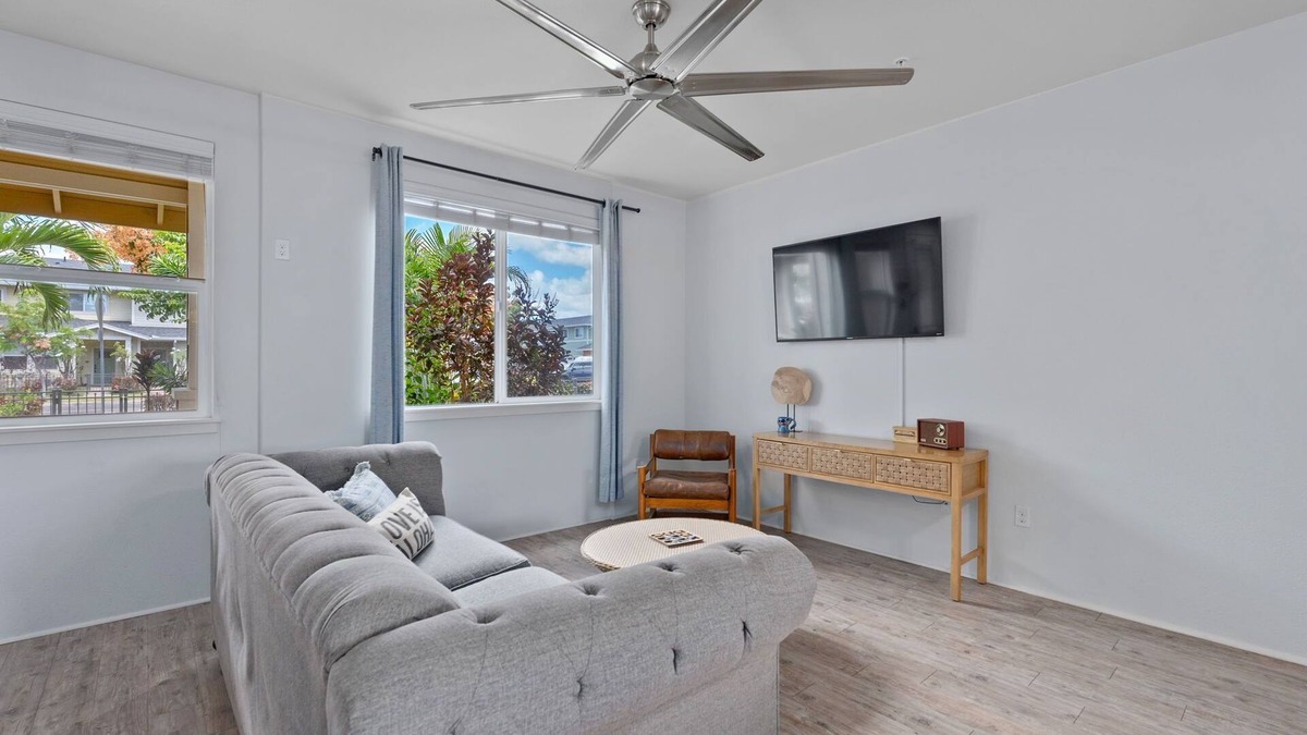 Kalaeloa House | Fam Friendly Townhouse in heart of Kapolei! With pool&gym. Mins to beaches&more.