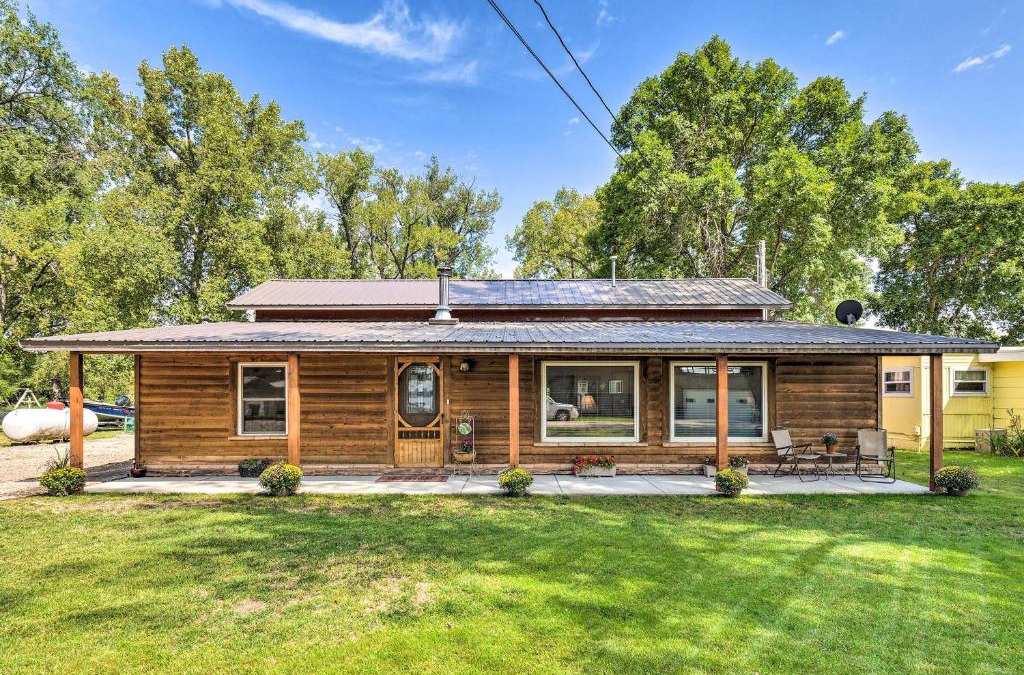 Elwood House | Family Home with Hot Tub - Walk to Johnson Lake!