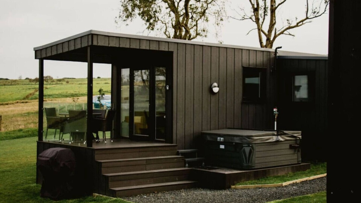 Ballycastle Cabin | Family Friendly Glamping Cabin 2 bedroom & Hot Tub