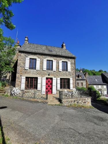 Saint-Saturnin Villa | Familial House Dellac-Mathieu in mountain village Cantal