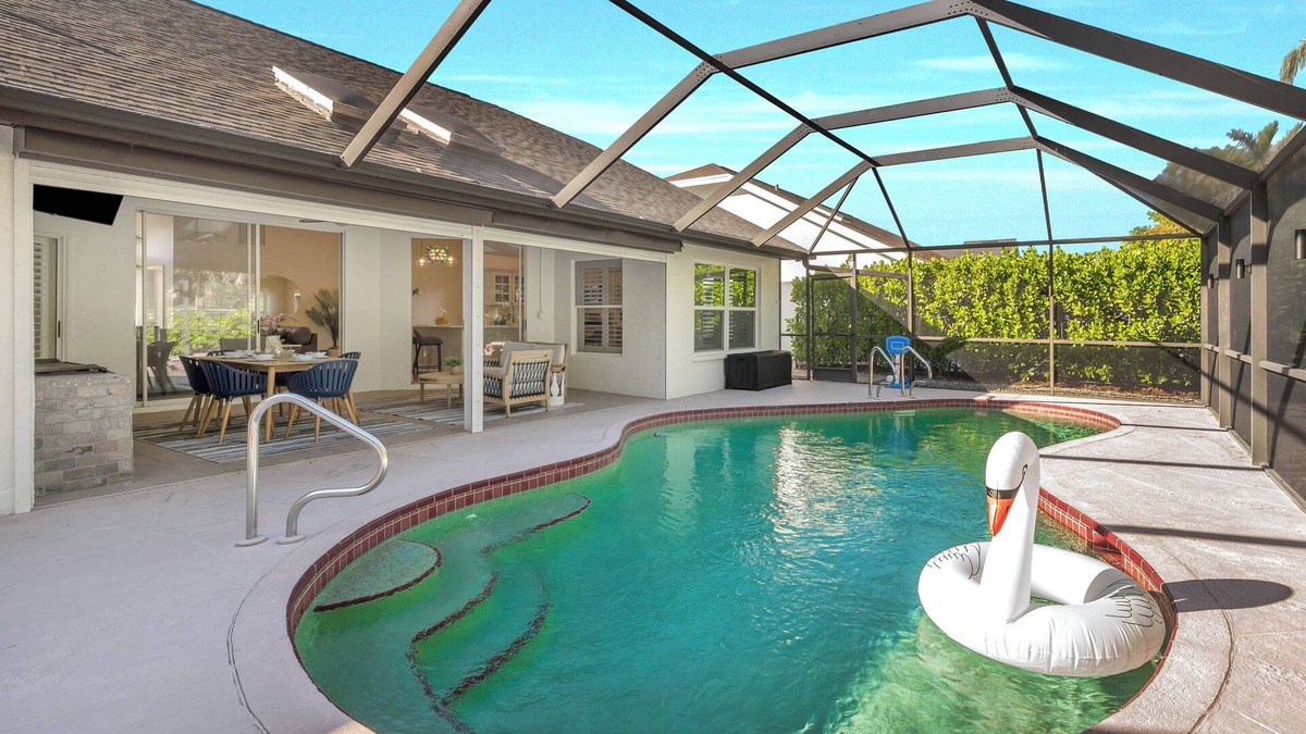 Naples House | Families-private heated pool & hot tub-pickle ball,
