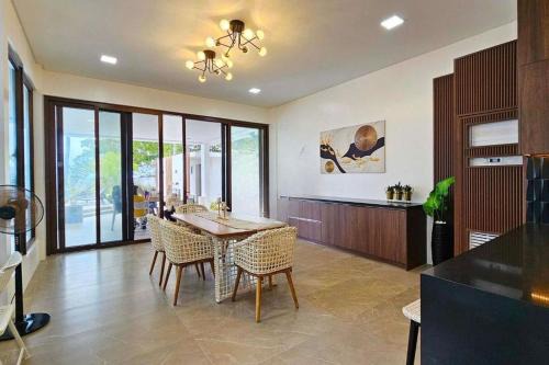 Tabuelan Villa | Family 6 Bedroom House
