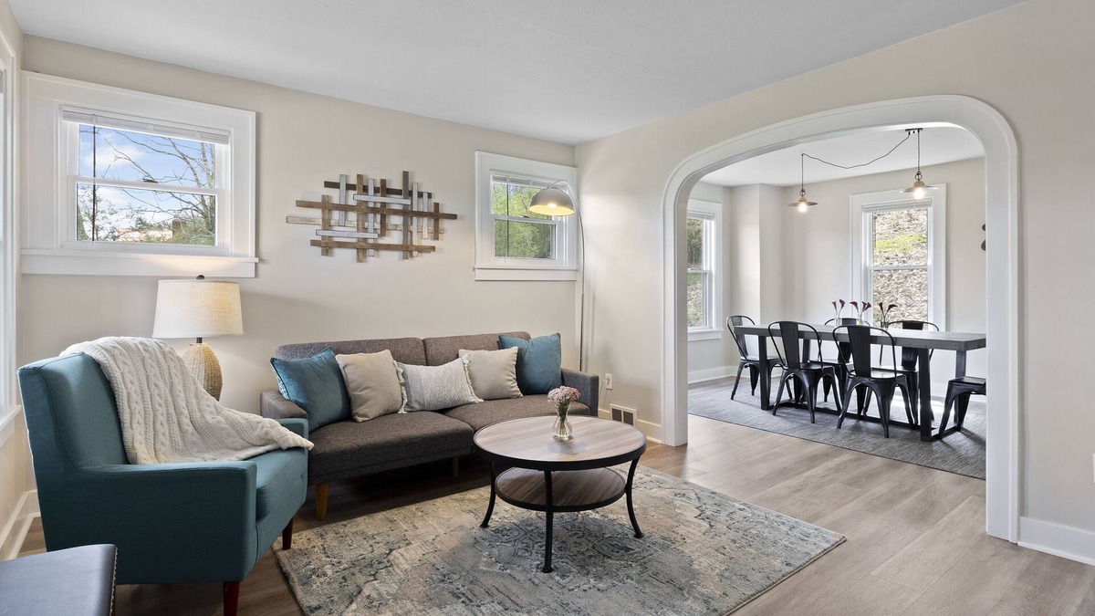 Warrendale House | Family and dog friendly☆3BR house☆Porch swing☆Mars☆PGH☆Cranberry