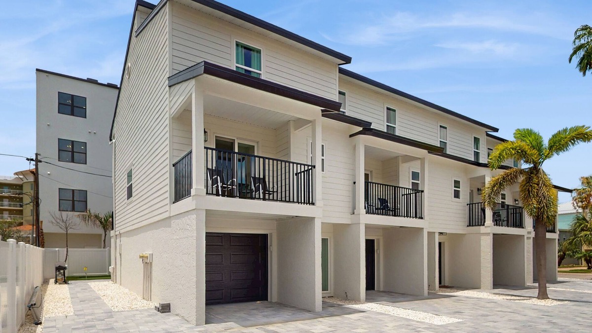Treasure Island House | Family and dog friendly, steps to the Gulf and beaches, shared putting green, AC