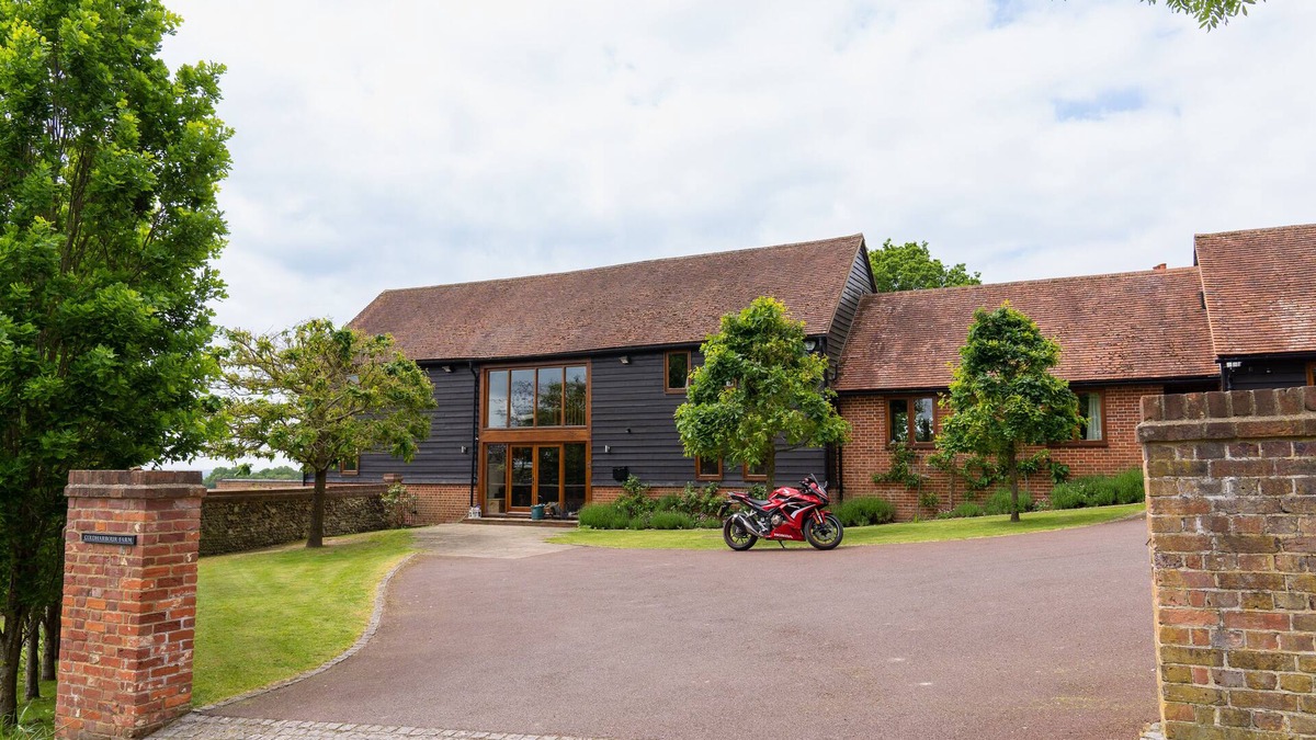 Bletchingley House | Family and Pet friendly, converted barn in peaceful and picturesque setting