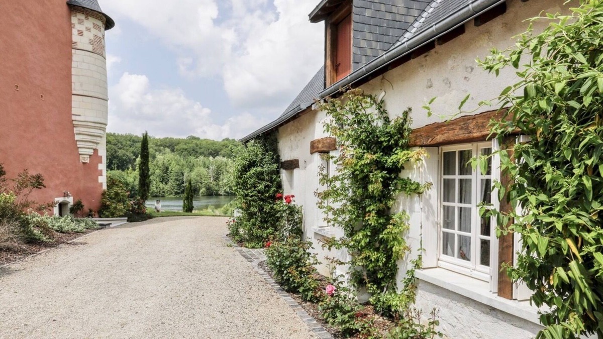 Continvoir Cottage | Family and pet friendly cottage with lake view, garden and access to castle pool