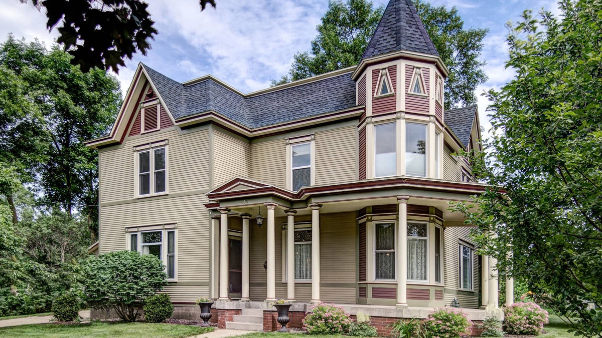 Eau Claire House | Family and Pet Friendly Demmler House